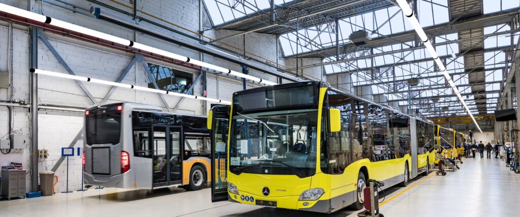 Industriell bussverkstad belyst av långa energieffektiva LED-armaturer från PROLJUS AB som ger starkt och jämnt arbetsljus, förbättrar säkerhet och visuell komfort samt minskar driftskostnaderna