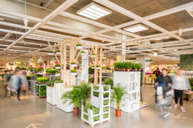 Modernt takbelysningssystem från PROLJUS AB i en rymlig butik som ger jämn energieffektiv belysning och framhäver produkter och växter för ökad försäljning