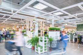 Rektangulära energieffektiva takarmaturer från PROLJUS AB sprider jämnt, dagsljuslikt sken över ett öppet butiksgolv och framhäver produkter för ökad försäljning och bättre kundupplevelse