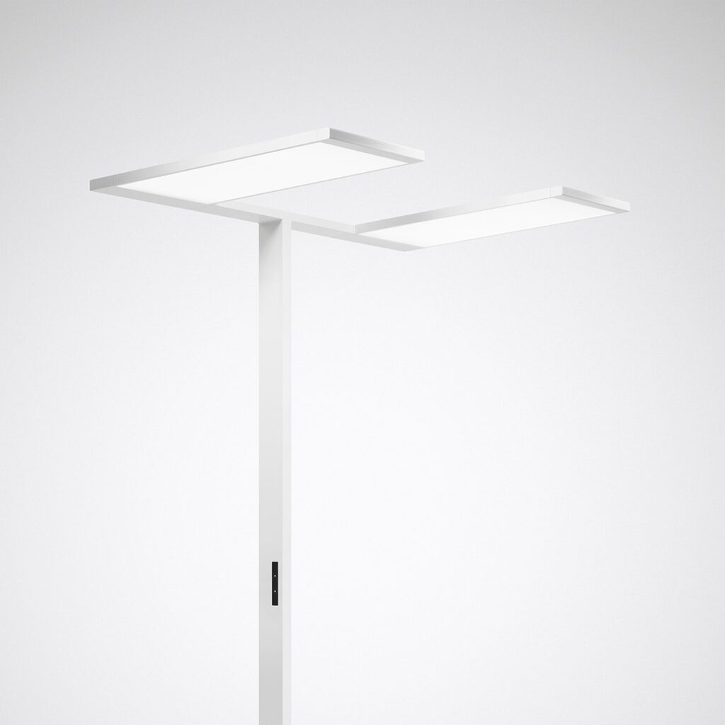 Modern minimalistisk och högkvalitativ LED-armatur från PROLJUS AB med två tunna rektangulära ljuspaneler monterade på en smal vit stolpe, ger jämnt bländfritt arbetsljus och elegans i kontor och designmedvetna miljöer