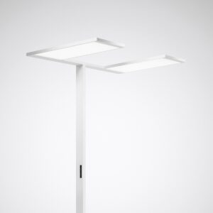 Modern minimalistisk och högkvalitativ LED-armatur från PROLJUS AB med två tunna rektangulära ljuspaneler monterade på en smal vit stolpe, ger jämnt bländfritt arbetsljus och elegans i kontor och designmedvetna miljöer