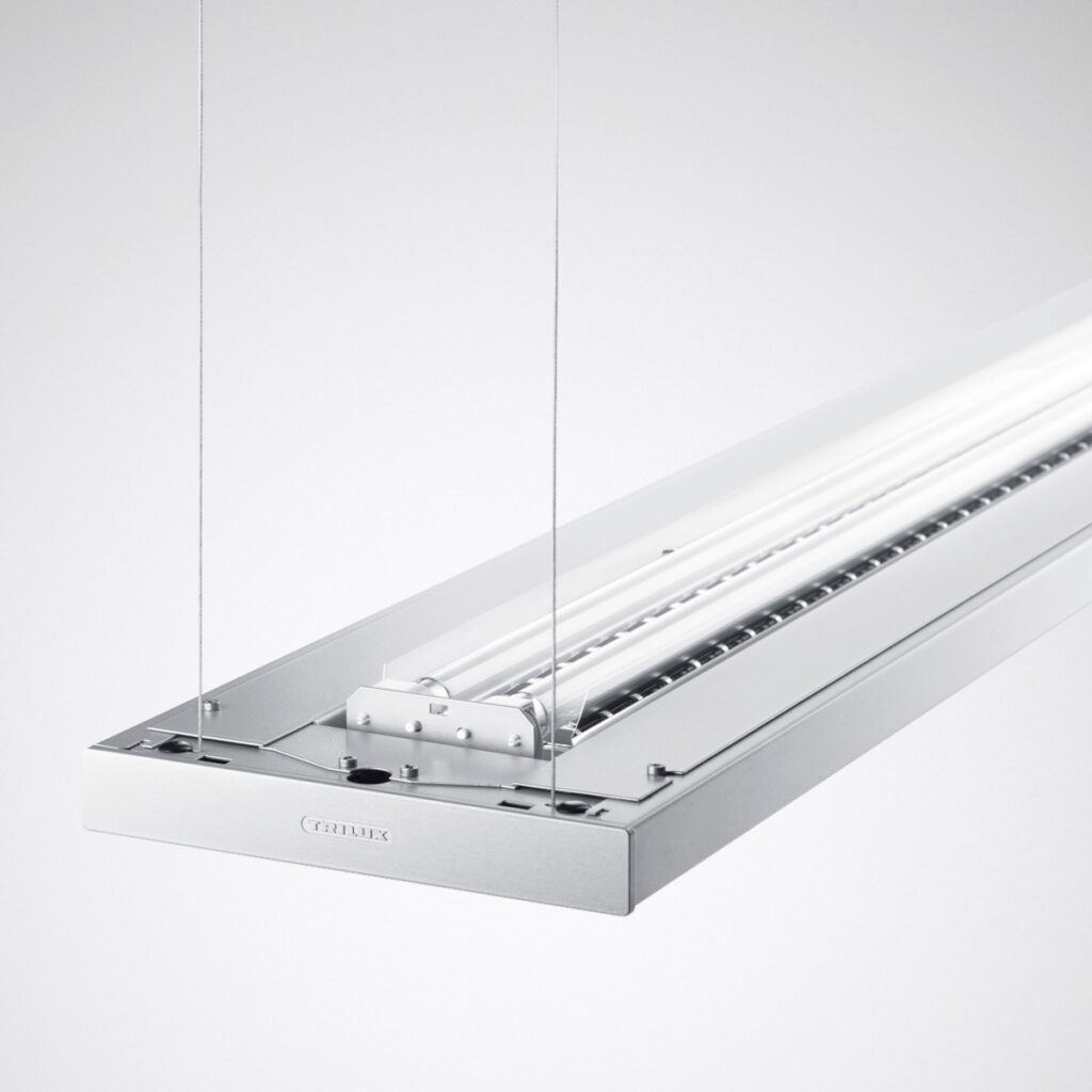 Hängande slimmad linjär armatur i silverfärgad aluminium med dubbla LED‑rör och diskreta vajerupphängningar, modern och energieffektiv belysningslösning för kontor och industrimiljö från PROLJUS AB