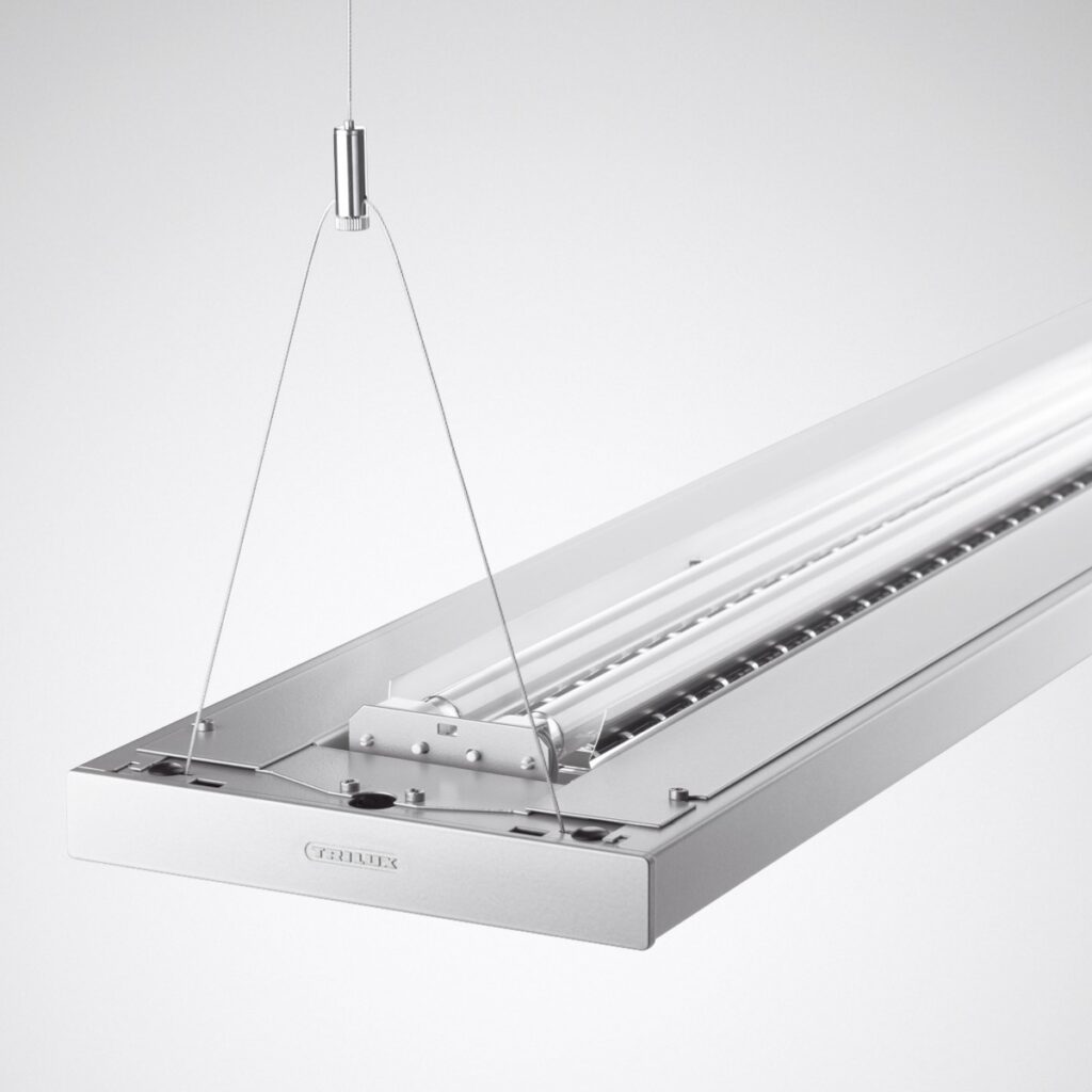 Modern hängande armatur i borstad aluminium med synlig LED‑rörslampa och tunna vajerupphängningar, energieffektiv och robust design från PROLJUS AB perfekt för kontor, butik och verkstad