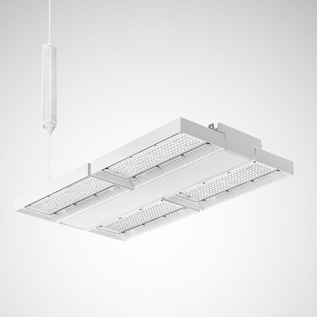 Modern hängande LED-armatur med fyra modulära ljuspaneler, avancerade linser och kylflänsar för energieffektivt och jämnt arbetsljus i industrimiljöer och kontor från PROLJUS AB