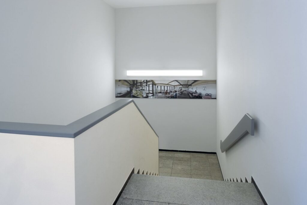 Trapphus upplyst av PROLJUS ABs slanka LED-armatur som avger jämnt bländfritt ljus över panoramabild och trappsteg, energieffektiv och idealisk för ökad säkerhet och modern estetik från PROLJUS AB