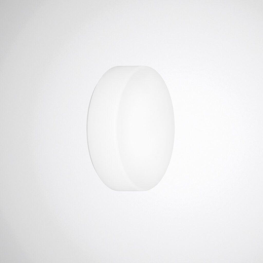 Elegant ovalt vitt vägg-/takarmatur med opal yta som sprider ett mjukt, jämnt ljus, perfekt för moderna kontor, trapphus och offentliga miljöer från PROLJUS AB