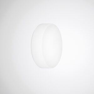 Elegant ovalt vitt vägg-/takarmatur med opal yta som sprider ett mjukt, jämnt ljus, perfekt för moderna kontor, trapphus och offentliga miljöer från PROLJUS AB