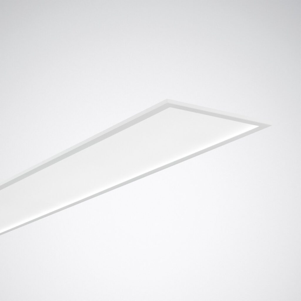 Slimmad infälld rektangulär LED‑armatur från PROLJUS AB som ger jämnt, bländfritt vitt ljus och modern minimalistisk design för kontor och offentliga miljöer