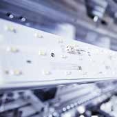 Närbild av PROLJUS AB LED-armaturer med flera lysdiodmoduler, energieffektiva och robusta lösningar för lager och industrimiljöer