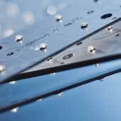 Närbild av eleganta PROLJUS AB LED-armaturer i metall med vattendroppar som framhäver hög kvalitet, hållbarhet och modern, energieffektiv design perfekt för kommersiella och utomhusinstallationer