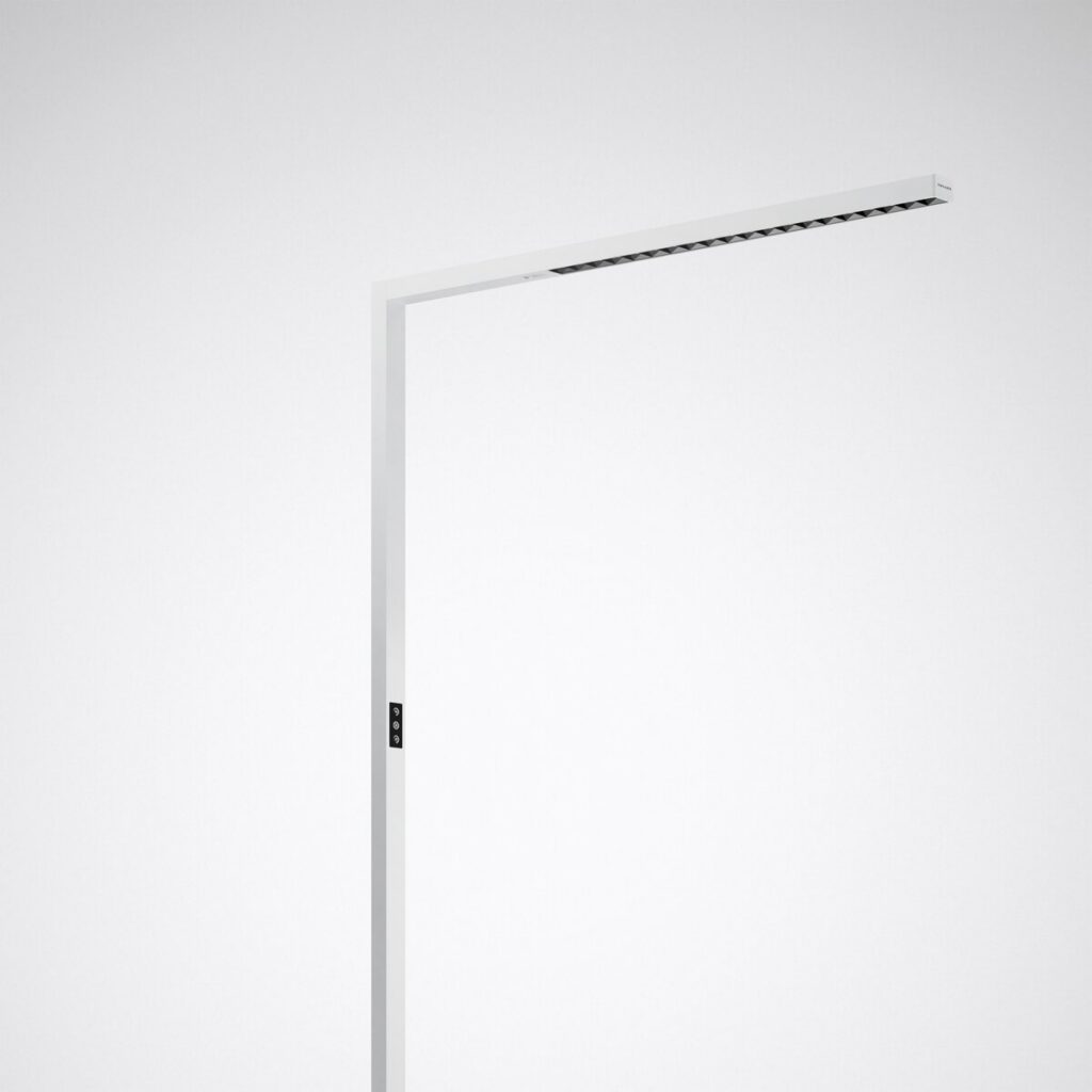 Snygg energieffektiv LED-golvarmatur i vit, minimalistisk L-form från PROLJUS AB med antibländande galler under arm, tunn stolpe och diskret kontrollpanel, idealisk för kontor och moderna arbetsytor