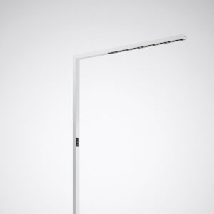 Snygg energieffektiv LED-golvarmatur i vit, minimalistisk L-form från PROLJUS AB med antibländande galler under arm, tunn stolpe och diskret kontrollpanel, idealisk för kontor och moderna arbetsytor