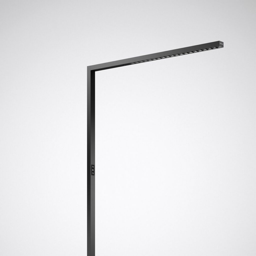 Modern svart L-format LED-armatur från PROLJUS AB med tunn stående stolpe, lång riktbar ljusramp med bländskydd, dimbar och med integrerade touchknappar, energieffektiv och perfekt för kontor och exklusiva inredningar