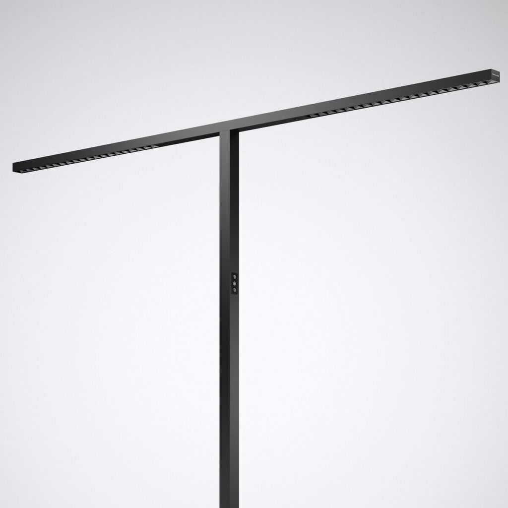 Modern svart T-formad linjär armatur med lång LED-arm och vinklade lameller för bländfri och jämn belysning, en stilren och energieffektiv lösning från PROLJUS AB