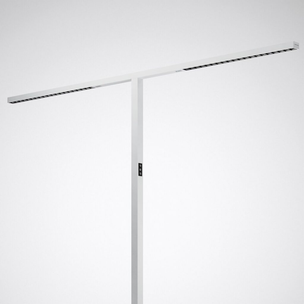 Slimmad T‑format LED‑armatur i vit metall från PROLJUS AB med antibländande galler och inbyggd styrpanel för energieffektiv och jämn arbetsbelysning idealisk för moderna kontor