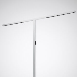 Slimmad T‑format LED‑armatur i vit metall från PROLJUS AB med antibländande galler och inbyggd styrpanel för energieffektiv och jämn arbetsbelysning idealisk för moderna kontor