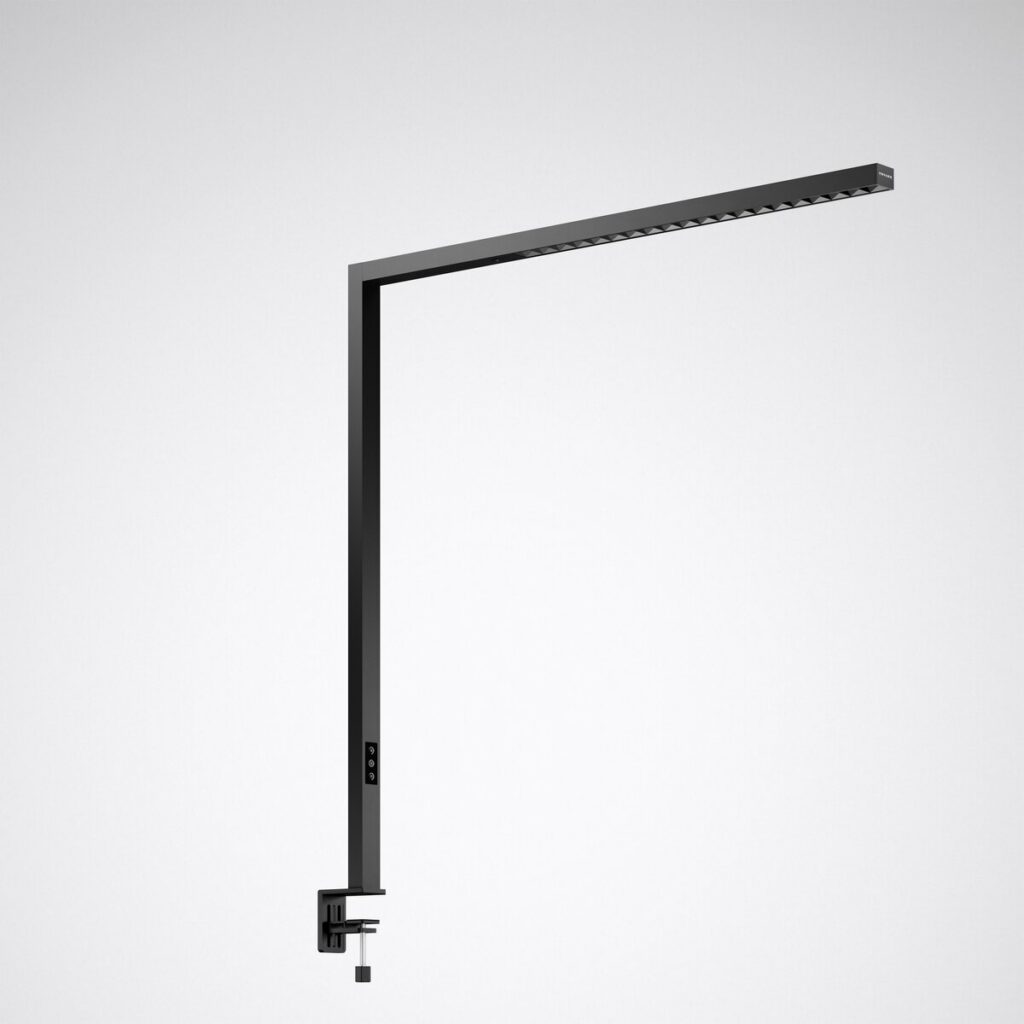 Smal svart vinklad LED-armatur med lång horisontell ljusramp med louver för bländskydd, bordsklämma, touchreglage och justerbar energieffektiv arbetsbelysning i stilren kvalitet från PROLJUS AB