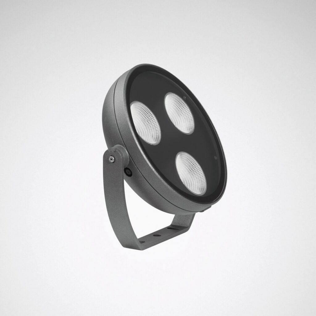 Rund LED-spotlight från PROLJUS AB med tre kraftfulla reflektorer i stilrent grått hölje och justerbart monteringsfäste, energieffektiv och väderbeständig utomhusbelysning för fasader och landskap