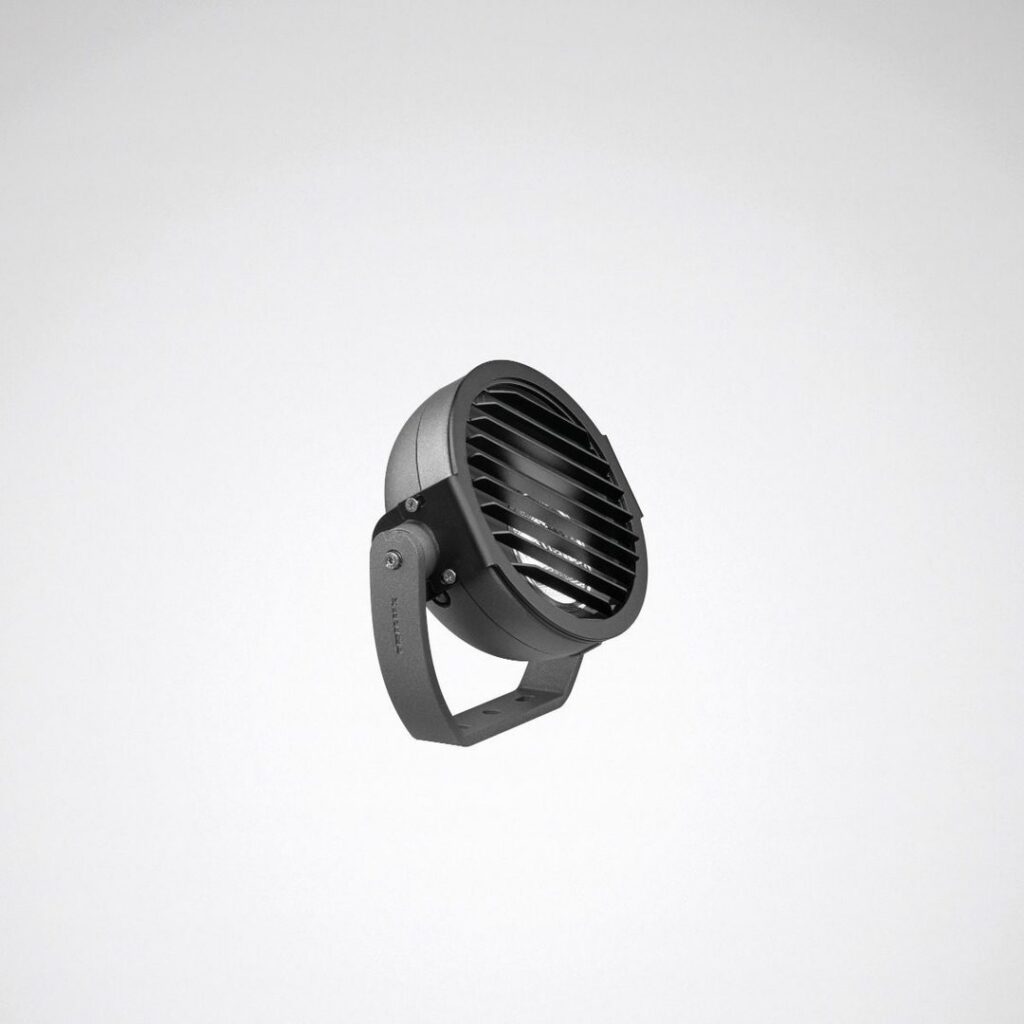 Rund svart utomhusspotlight från PROLJUS AB med ribbad gallerfront och justerbar monteringsbygel, robust metallkonstruktion för arkitektonisk belysning och energieffektiv LED