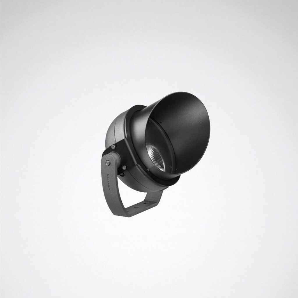Svart justerbar LED-spotlight med rund reflektor och kraftig monteringsbygel energieffektiv och väderbeständig utomhusbelysning från PROLJUS AB perfekt för fasad- och landskapsbelysning