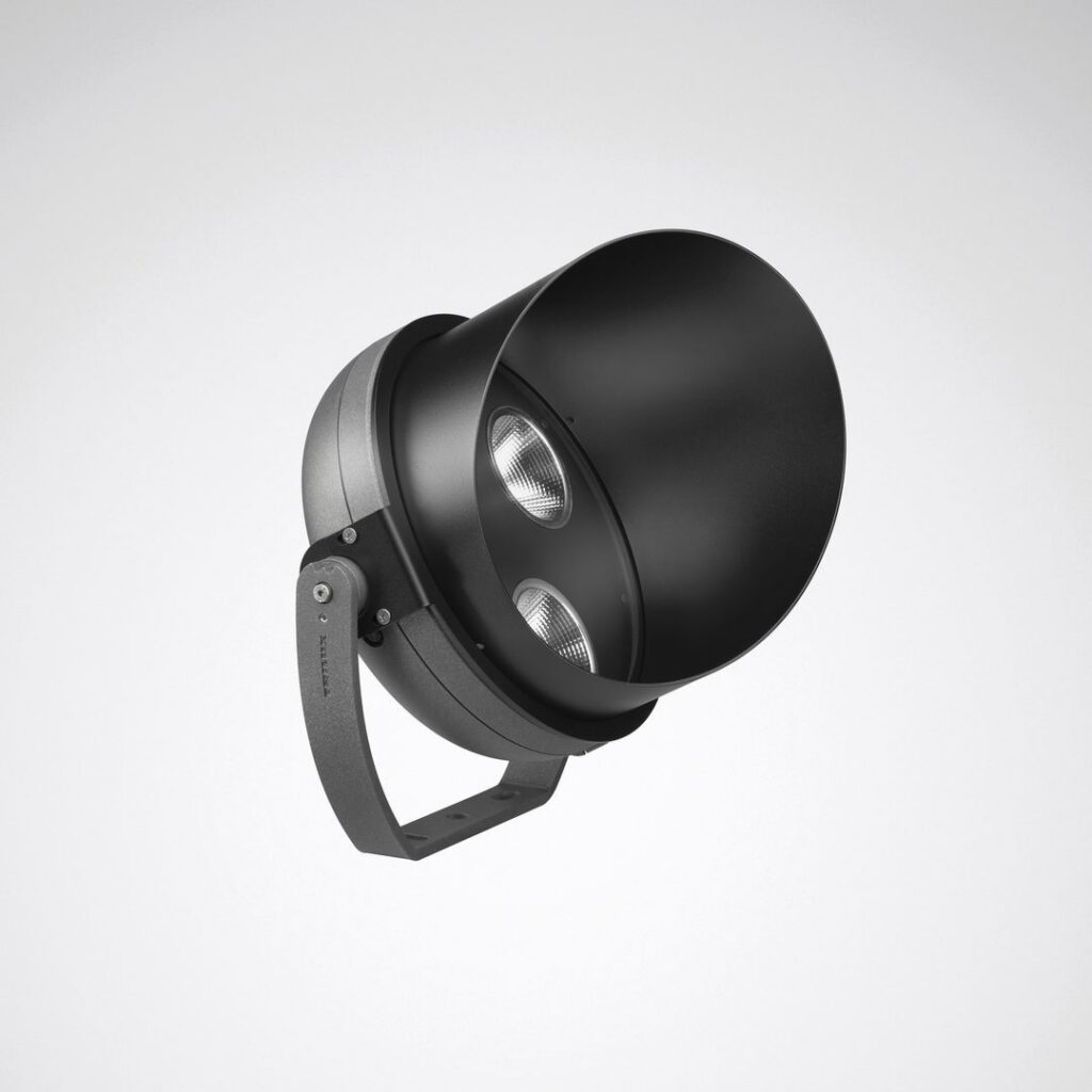 Svart riktbar armatur med två kraftfulla LED-reflektorer och justerbart fäste, robust och elegant för högpresterande kommersiell och arkitektonisk belysning från PROLJUS AB