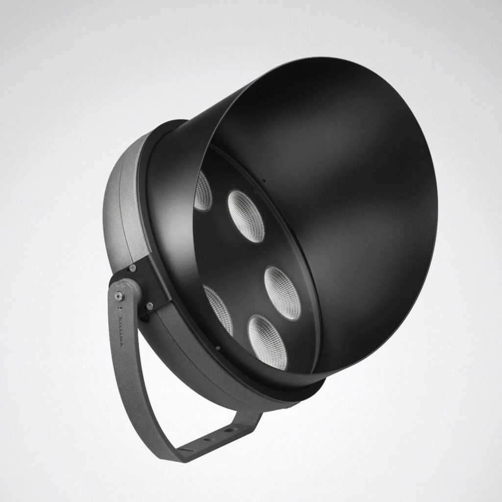 Svart industrilampa med stor reflektor och fyra synliga LED-moduler, robust justerbar bygel och effektivt riktat ljus idealisk för utomhus- och anläggningsbelysning från PROLJUS AB