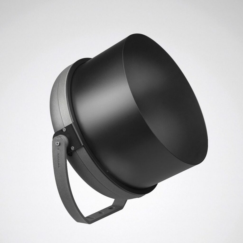 Stor svart riktbar utomhusarmatur från PROLJUS AB med kupolformad skärm och robust justerbart fäste, modern industriell design och effektiv ljusprestanda