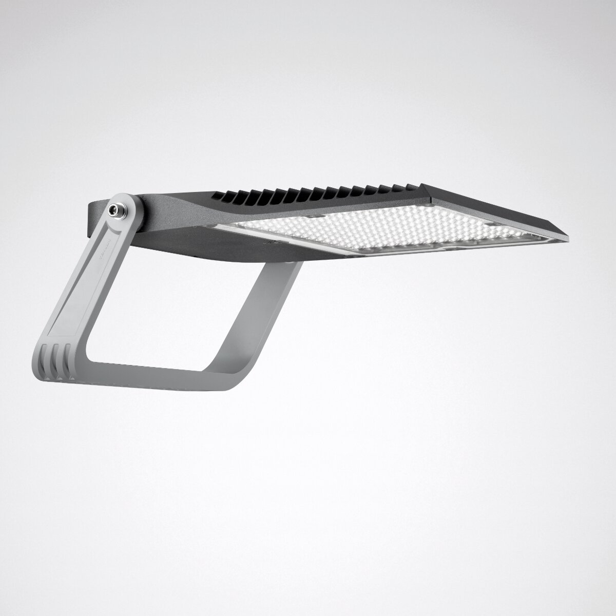 Smal, robust LED-armatur från PROLJUS AB med justerbart U-fäste, integrerade kylflänsar och optisk linsmatris som ger kraftfullt, jämnt och energieffektivt ljus, perfekt för sportarenor, industrilokaler och utomhusbelysning