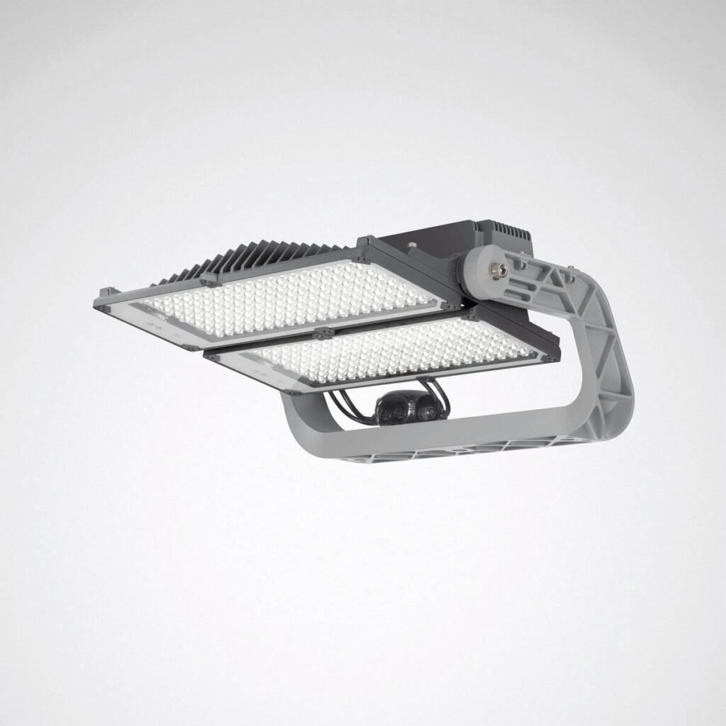 PROLJUS ABs premium LED-armatur med två tunna rektangulära paneler på justerbart grått fäste, kraftfullt och jämnt ljus, energieffektiv och robust design för idrottsarenor och industrimiljöer