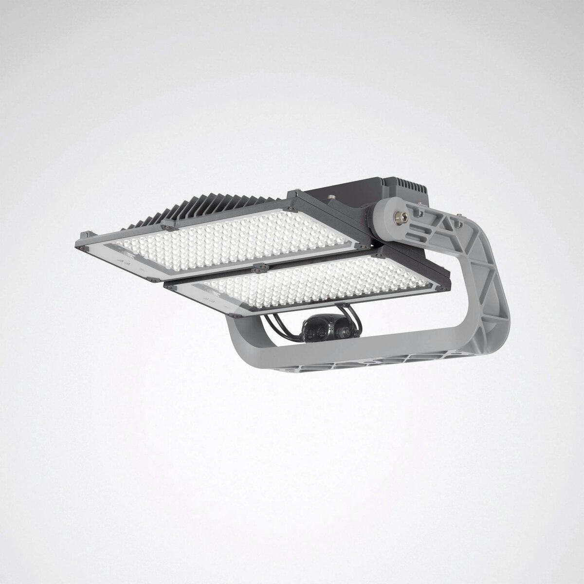 PROLJUS ABs premium LED-armatur med två tunna rektangulära paneler på justerbart grått fäste, kraftfullt och jämnt ljus, energieffektiv och robust design för idrottsarenor och industrimiljöer