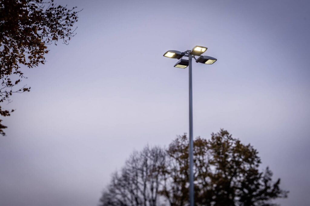 PROLJUS AB LED-luminaire på hög stolpe med fyra riktade armaturer som ger jämnt energieffektivt och kraftfullt ljus för säkra kostnadseffektiva utomhusmiljöer