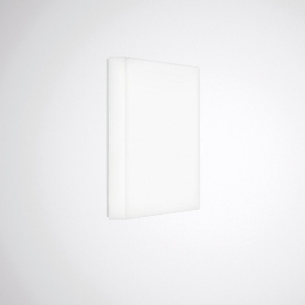 Rektangulär vit väggarmatur med opal diffuser och mjukt, jämnt LED-ljus, slimmat och tåligt utförande från PROLJUS AB som ger energieffektiv belysning för trapphus, korridorer och offentliga miljöer