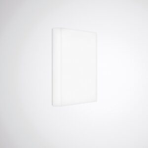 Rektangulär vit väggarmatur med opal diffuser och mjukt, jämnt LED-ljus, slimmat och tåligt utförande från PROLJUS AB som ger energieffektiv belysning för trapphus, korridorer och offentliga miljöer