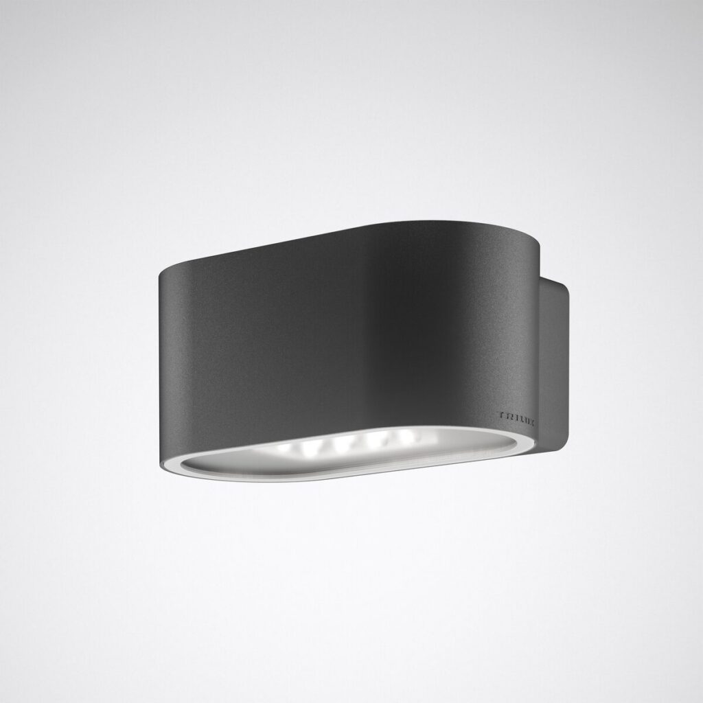 Elegant väggarmatur i mörkgrå aluminium med integrerade LED som ger mjukt nedåtriktat och energieffektivt ljus, perfekt för fasad och entré, hög kvalitet från PROLJUS AB