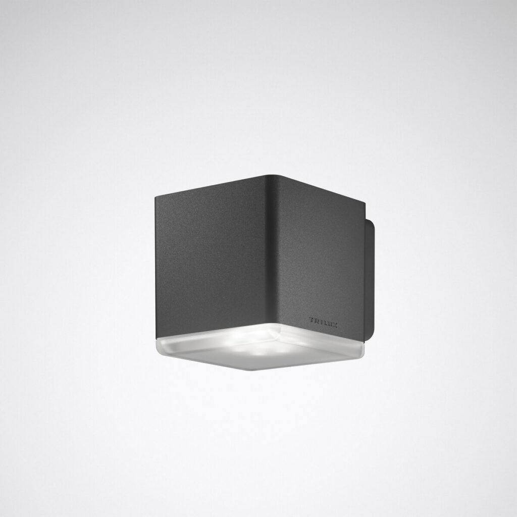 Modern kubformad väggarmatur i mörk antracit med frostad diffusor som ger mjukt nedåtriktat LED‑ljus, robust vädertålig design perfekt för entréer och fasader, energieffektiv och stilren lösning från PROLJUS AB