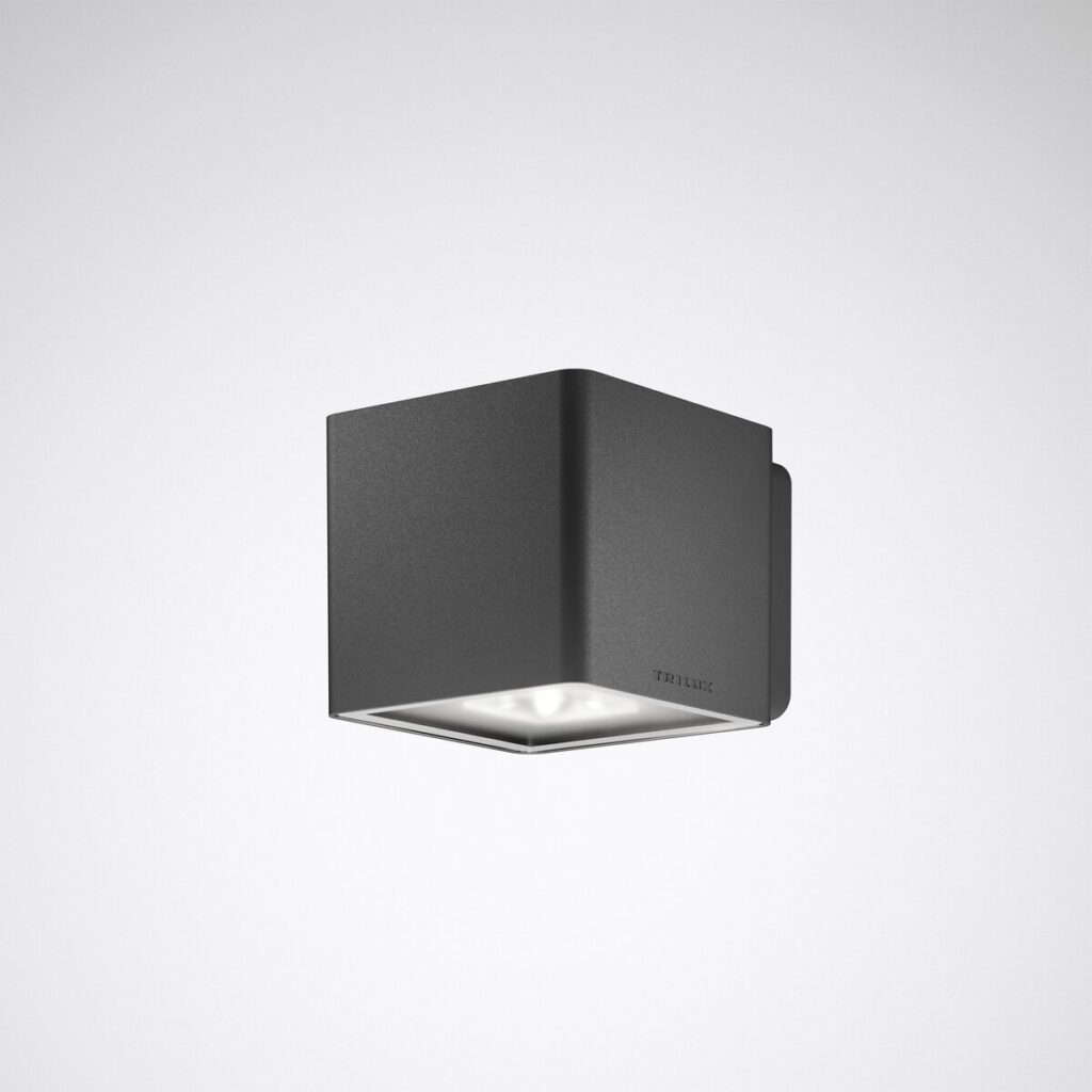 Modern kubformad grafitgrå vägglampa med nedåtriktat LED‑ljus och mjuk diffusor för energieffektiv och stilren fasadbelysning från PROLJUS AB