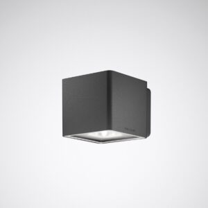 Modern kubformad grafitgrå vägglampa med nedåtriktat LED‑ljus och mjuk diffusor för energieffektiv och stilren fasadbelysning från PROLJUS AB