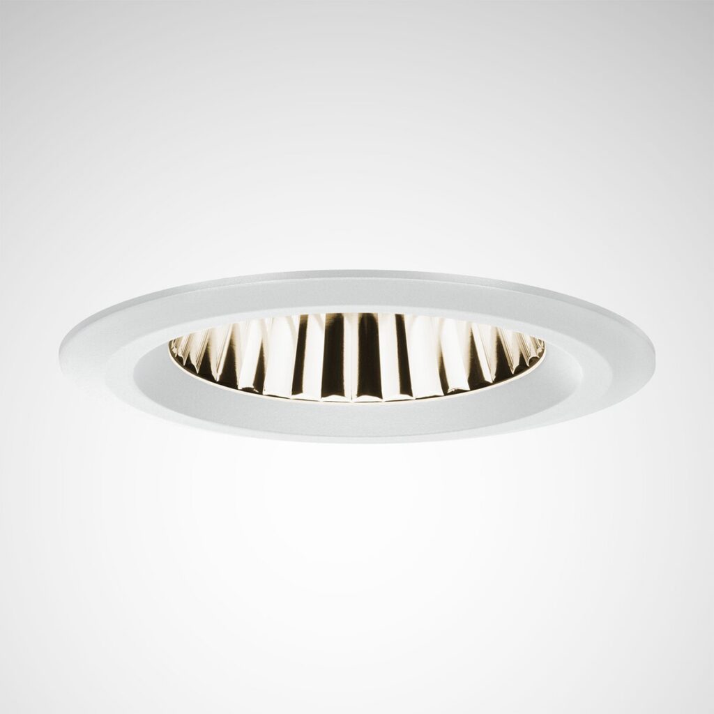 Vit infälld downlight med guldtonad ribbad reflektor som ger riktat och bländfritt ljus, modern energieffektiv design perfekt för butiker, gallerior och kontor från PROLJUS AB