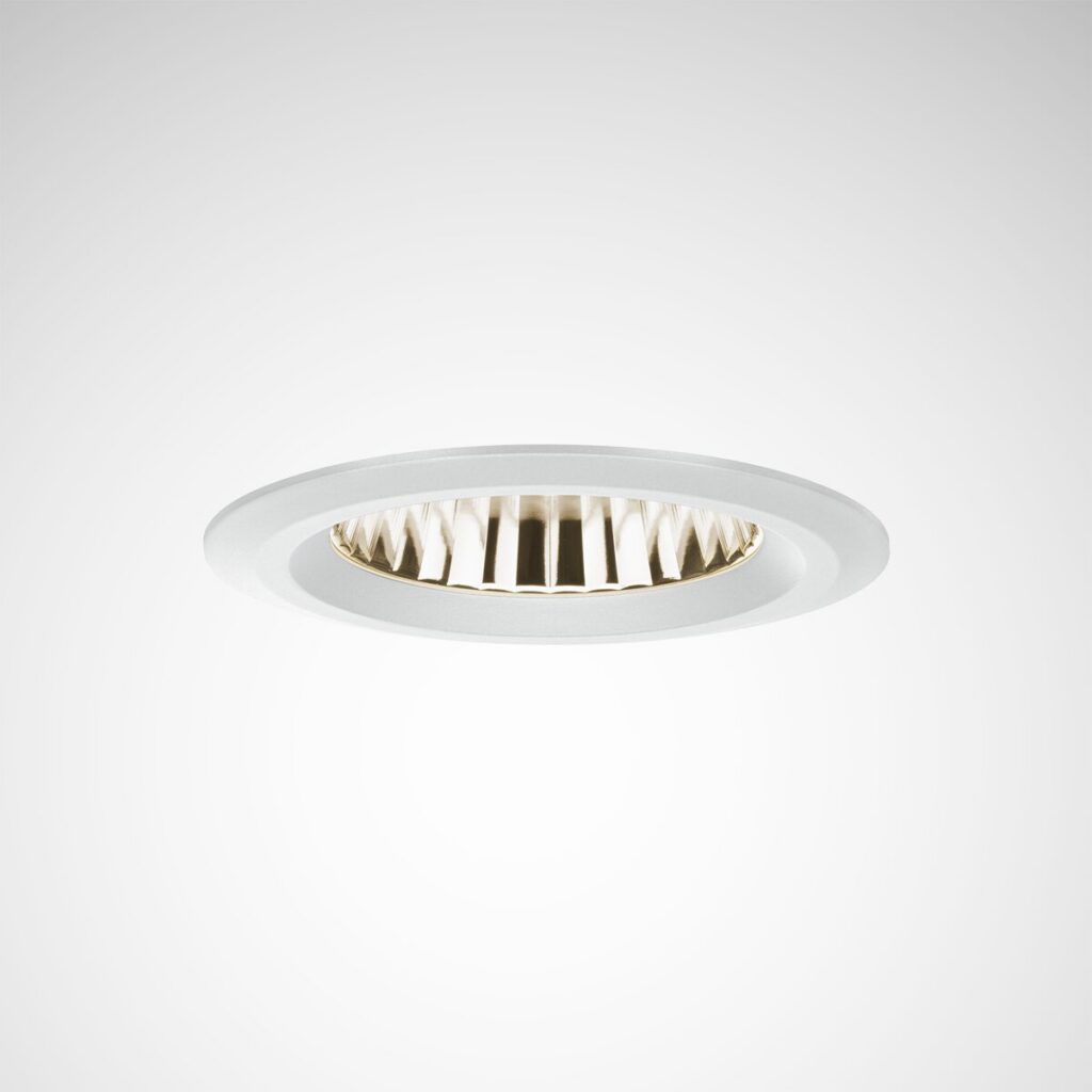 Elegant infälld LED-downlight med vit ram och gyllene flikreflektor som ger riktat och bländfritt ljus en energieffektiv och lättintegrerad lösning för butik, kontor och publika miljöer från PROLJUS AB