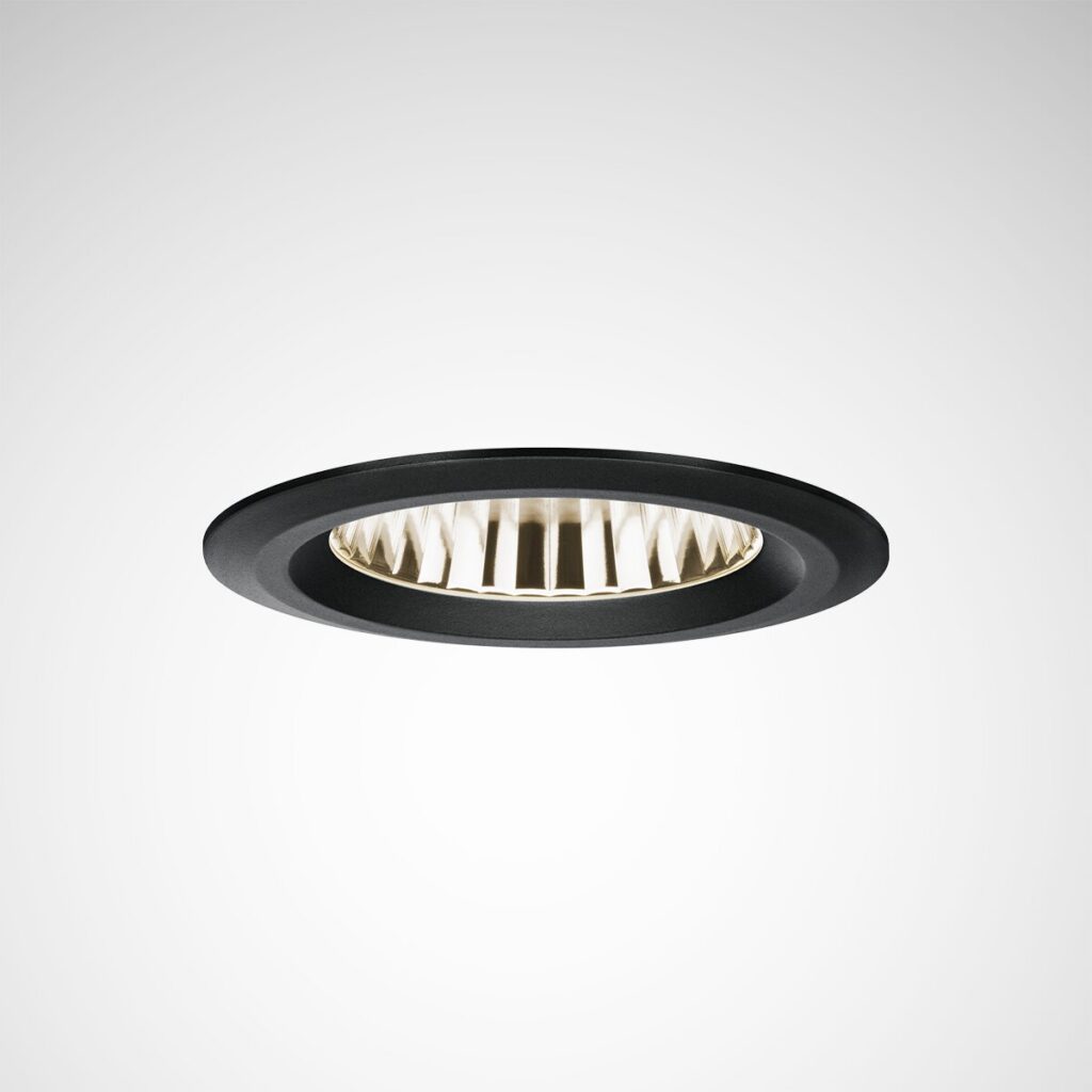 Elegant infälld LED-downlight från PROLJUS AB med svart ram och ribbad reflektor som ger varmt, bländfritt och energieffektivt ljus för moderna interiörer