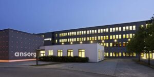 Kvällsbild av kontorsbyggnad belyst av armaturer från PROLJUS AB med varmvitt fönsterljus, fasadpunktbelysning och diskreta markljus som framhäver arkitekturen och säljer kvalitet för företagsbelysning