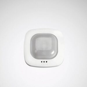 Vit takmonterad armatur med rundade kanter och frostad central kupol som döljer rörelse- och närvarosensor, stilren och energieffektiv lösning som säljs av PROLJUS AB