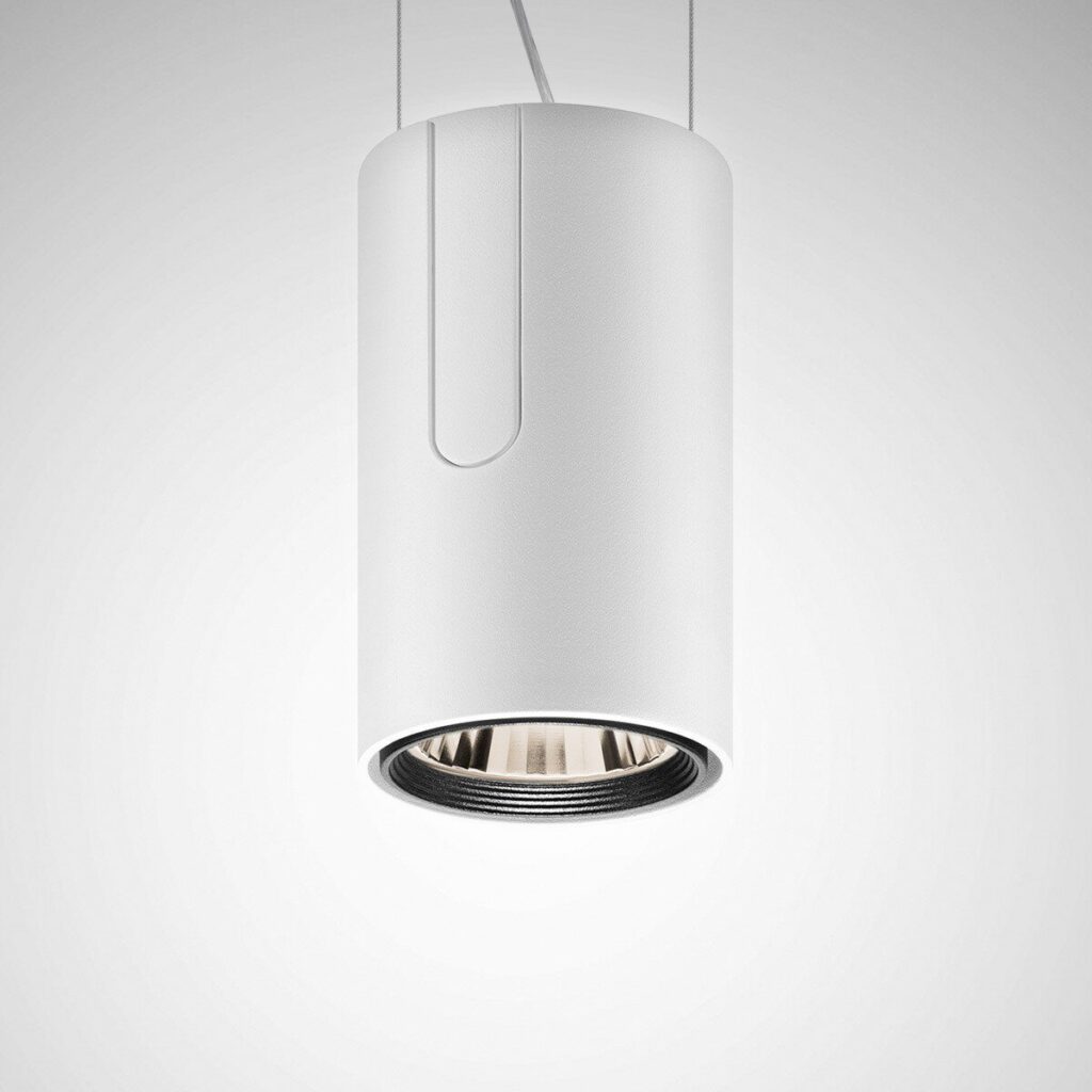 Vit cylindrisk takpendelspot från PROLJUS AB med nedåtriktad reflektor som ger skarpt fokuserat ljus i modern slimmad design för butik och kontor