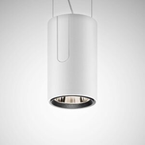 Vit cylindrisk takpendelspot från PROLJUS AB med nedåtriktad reflektor som ger skarpt fokuserat ljus i modern slimmad design för butik och kontor