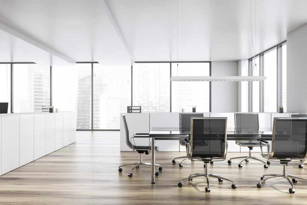 Ljust modernt kontor med en stilren hängande linjär LED-armatur som ger jämnt, energieffektivt ljus från PROLJUS AB