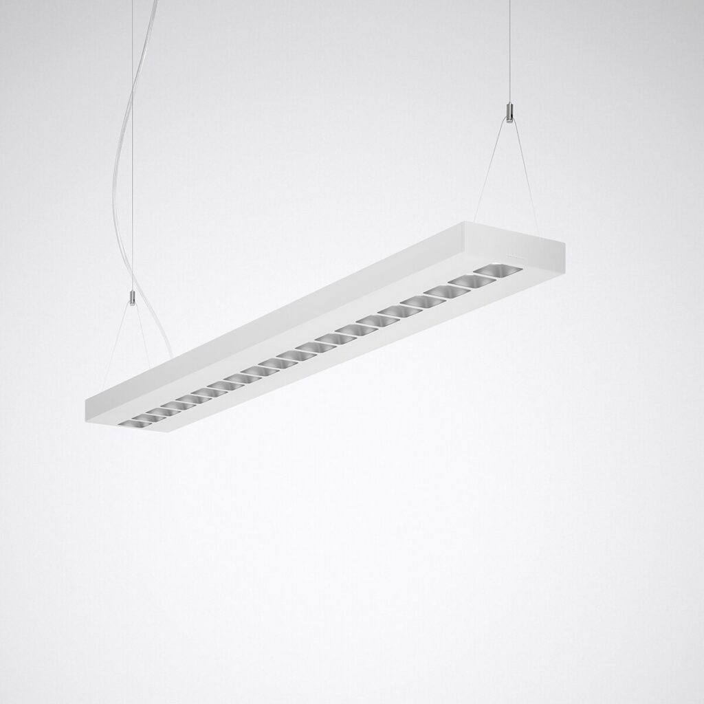Modern vit linjär pendelarmatur med rader av infällda reflektorer och tunna upphängningar, energieffektiv LED-belysning i stilren design idealisk för kontor från PROLJUS AB