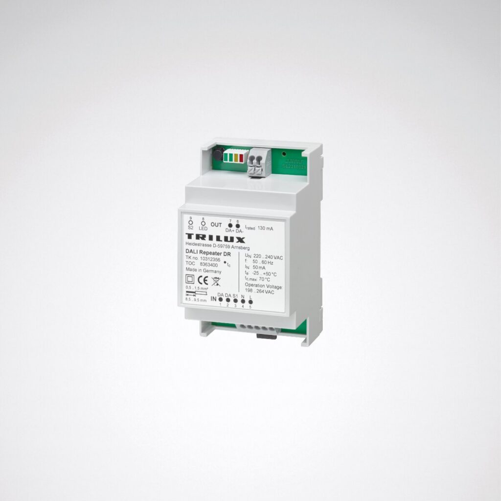 Vit DALI-repeater för DIN-skena som effektivt styr och skyddar armaturer, kompakt modul för professionell belysning och perfekt tillägg i PROLJUS ABs sortiment