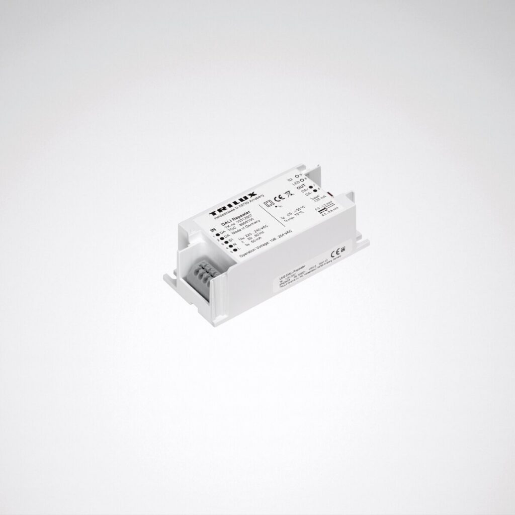 Kompakt vitt LED-drivdon och DALI-repeater med tydliga terminaler för enkel installation och energieffektiv styrning av armaturer, perfekt för PROLJUS ABs professionella belysningslösningar