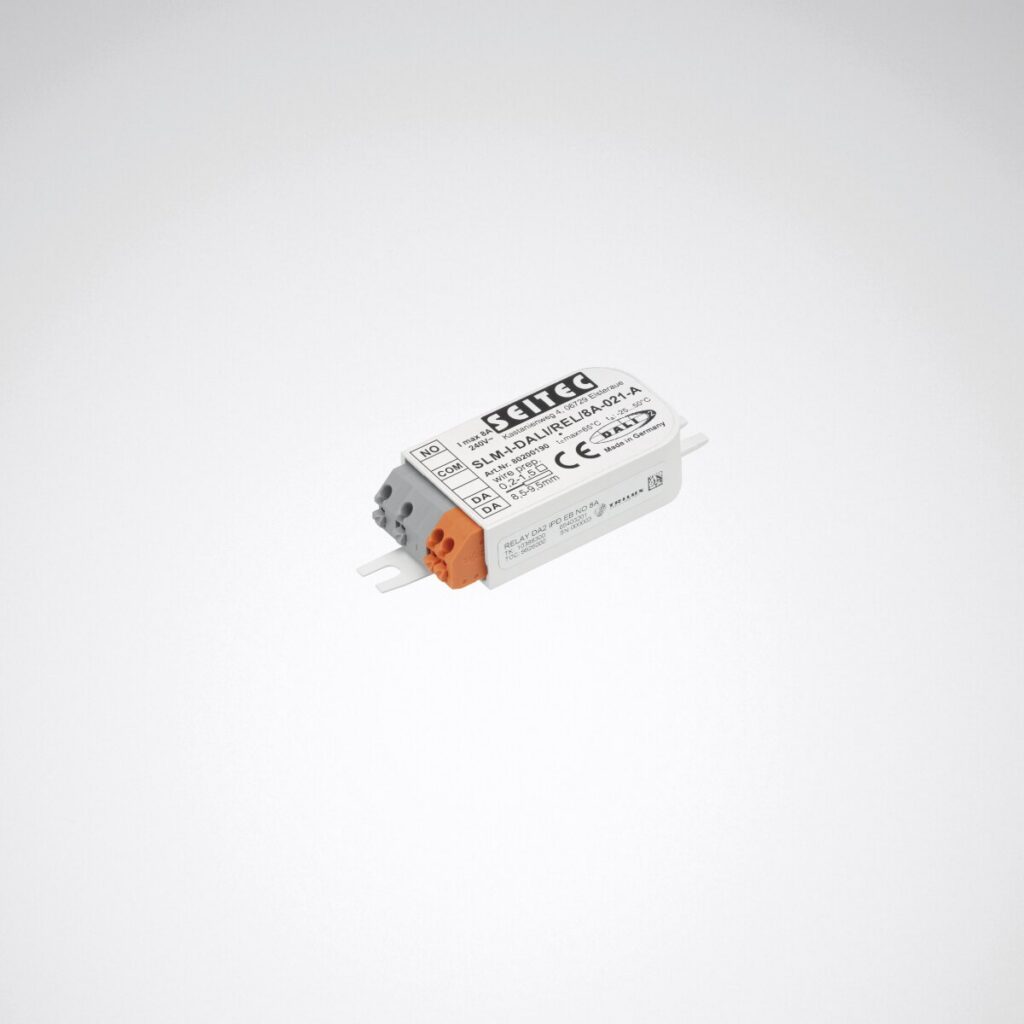 Kompakt LED-don/relä i vit kapsling med grå och orange snabbanslutningar för diskret montering i armaturer och professionella belysningslösningar från PROLJUS AB