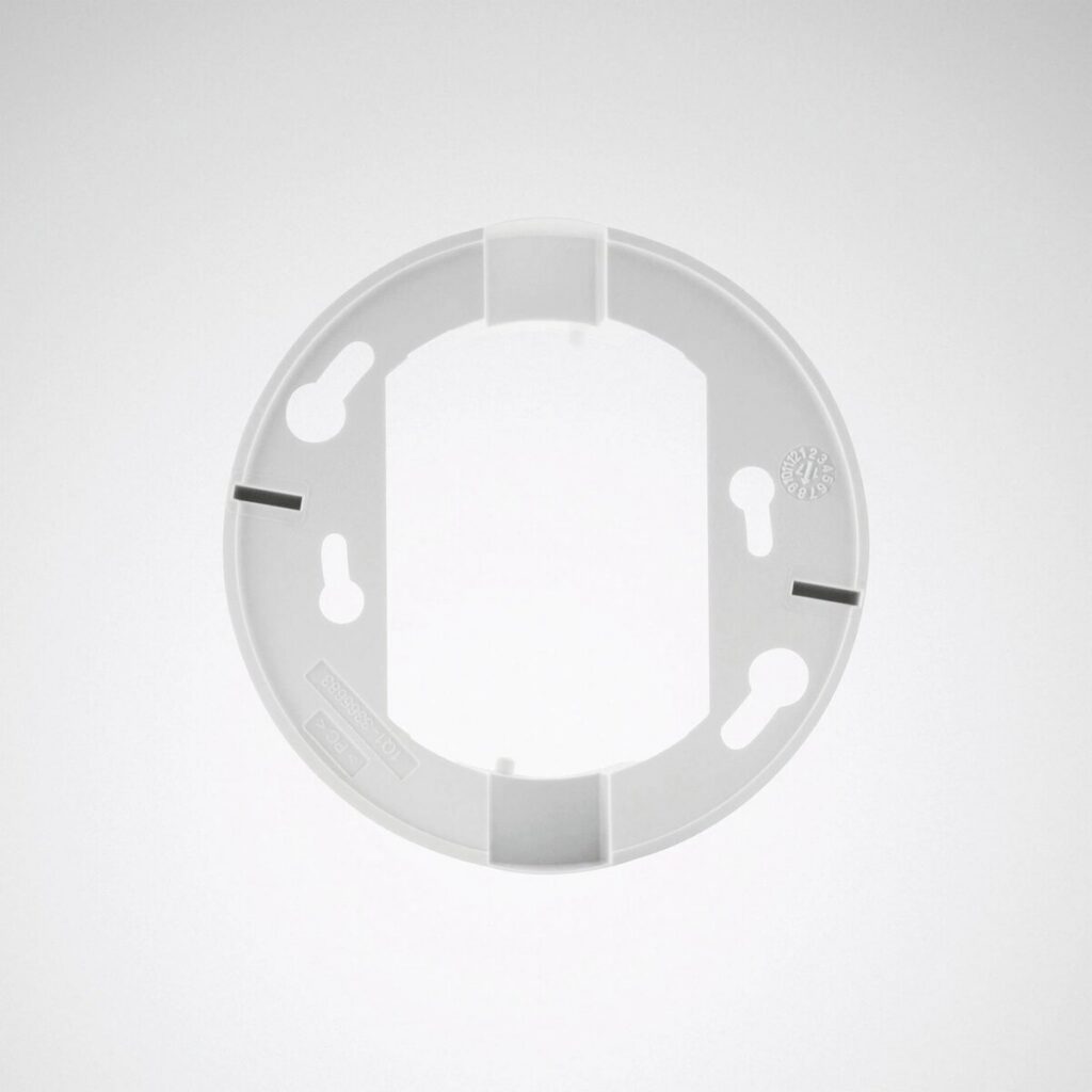 Rund vit monteringsplatta för belysningsarmaturer, robust plast med flera nyckelhålsfästen och kabelöppningar för snabb och säker installation, stilren och professionell lösning från PROLJUS AB